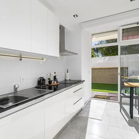 Daire Whome Suburban Serenity Family With Pool